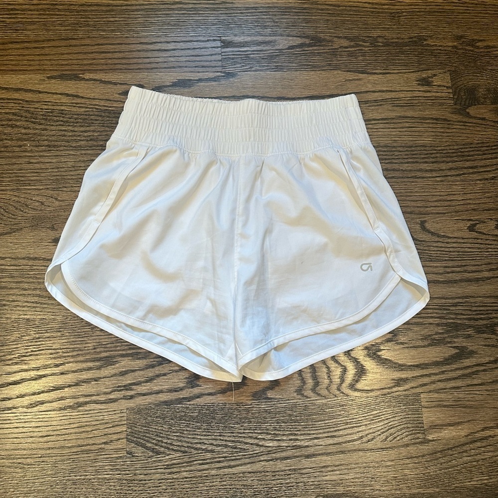 Gap fit white athletic shorts A-14